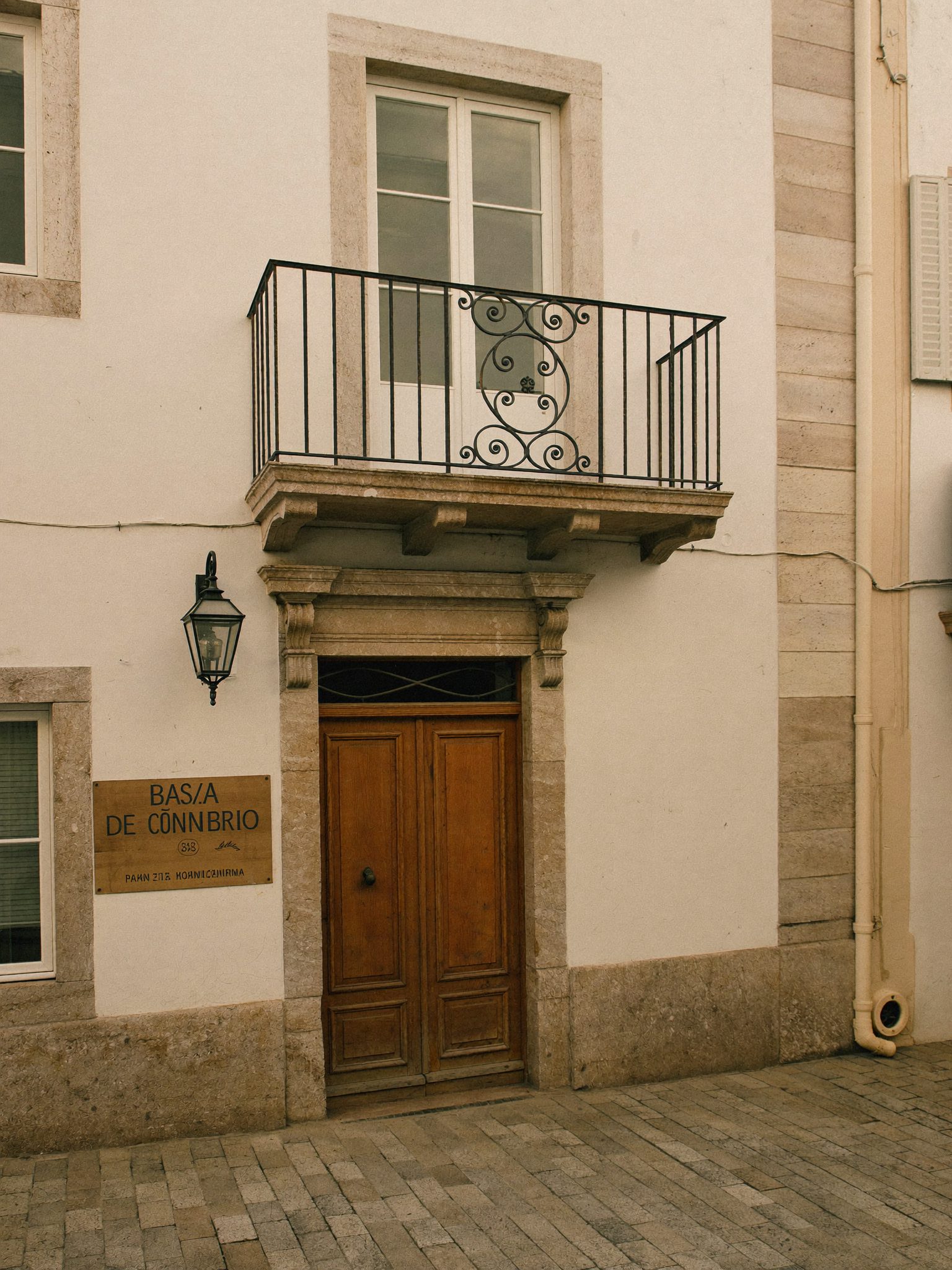 Fachada de edifício na Baixa de Coimbra onde fica o escritório da Novtatis